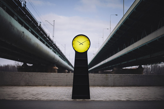 Key CLOCK  zegar podłogowy, stojący z półkami Furia Design