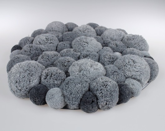 dodatki - łazienka - różne Szary dywanik z pomponów: łazienka, sypialnia