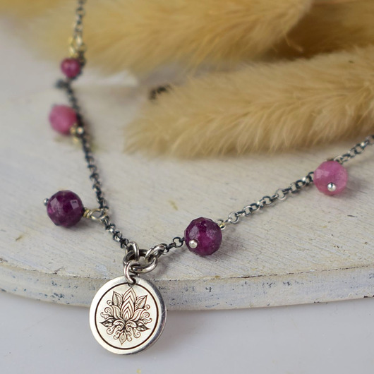 srebrne naszyjniki Rubin i kwiat lotosu - srebrny naszyjnik