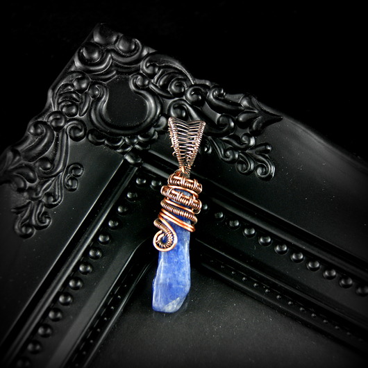 Wisiorek z kyanitem Blue Pearl Art