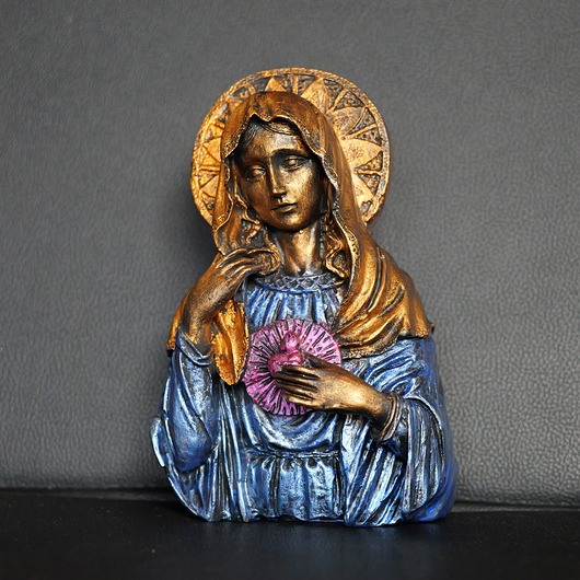 figurki i rzeźby Rzeźba Matki Boskiej niebiesko-różowa wys. 15,5 cm