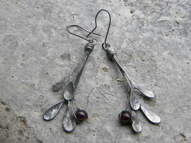 kolczyki wire wrapping Granaty  -  gałązki  -długie  kolczyki