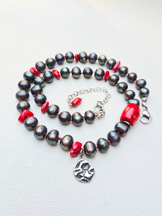 korale Naszyjnik Grafitowe Supełkowane Perły z Koralem