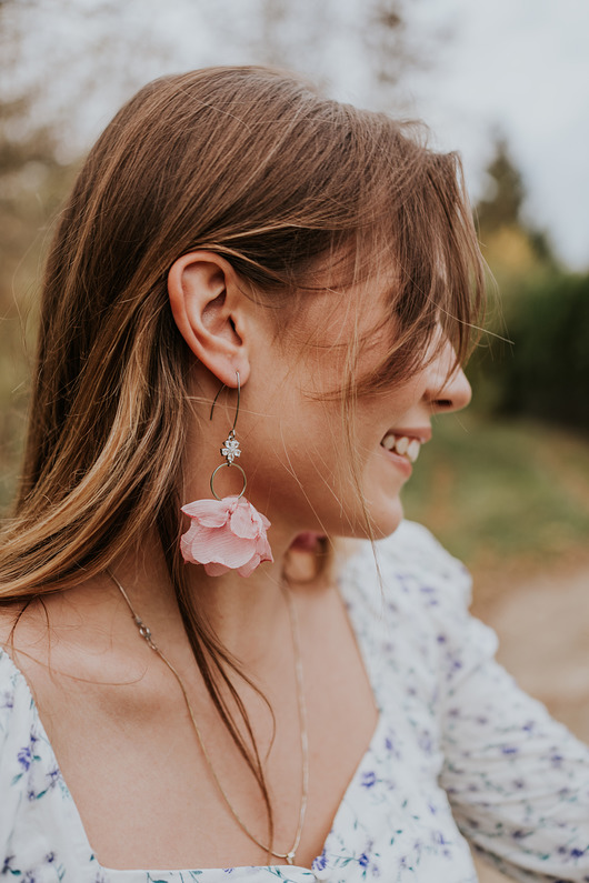 kolczyki z piórami Kolczyki kwiaty, kolczyki różowe kwiaty