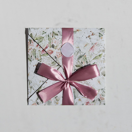 zaproszenia i kartki na ślub Kartka ślubna kopertówka kwiatowa z kokardą