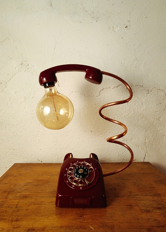 lampy stołowe Telefon Ericsson z lat 60. zamieniony w lampę