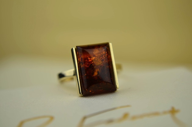 pierścionki złote Złoty pierścionek z koniakowym bursztynem pr. 585