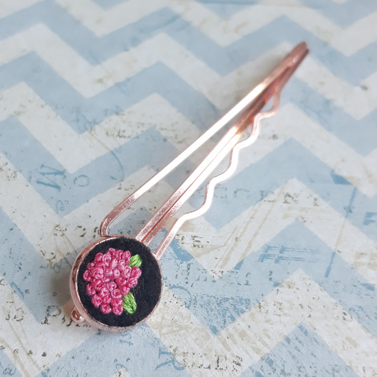 RÓŻOWA HORTENSJA - haftowana spinka Ikati Jewellery
