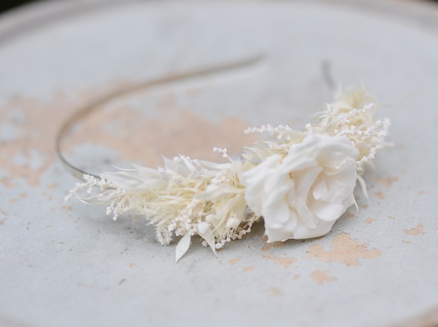 wianki komunijne Opaska na głowę z białych stabilizowanych i suszonych kwiatów