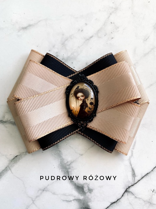 broszki Brosza z niesamowitą grafiką   zamkniętą pod kaboszonem NEW