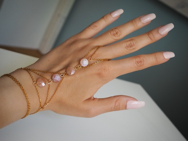 bransoletki z kamieni naturalnych Ascella Biżuteria na dłoń z kamieniami słonecznymi