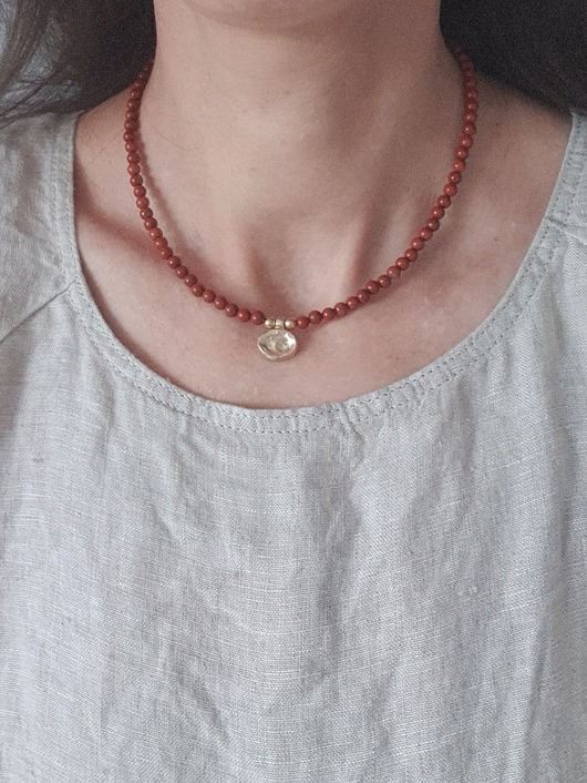 chokery Naszyjnik ZEN jaspis czerwony, zawieszka mosiądz