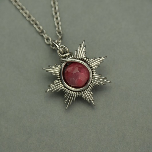 wisiory Mały krótki wisiorek słoneczko rodonit wire wrapping słońce