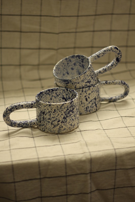 kubki i filiżanki Kobaltowy kubek ceramiczny w ciapki. Ceramika ręcznie robiona