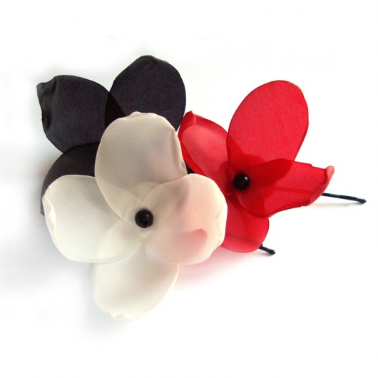 trzy kolory: czerwony czarny ecru SundayRose