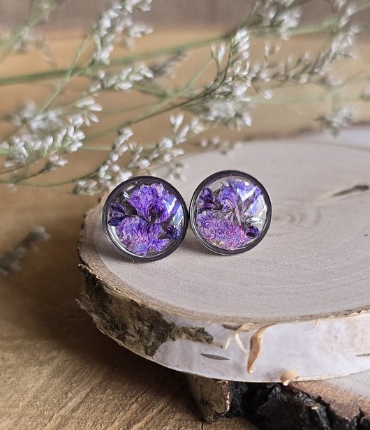 kolczyki z żywicy Wieczne kwiaty fioletowa gipsówka z kwiatami srebrne kwiaty