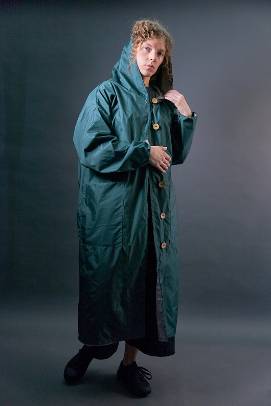 płaszcze damskie Długi płaszcz impregnowany zielony z kapturem