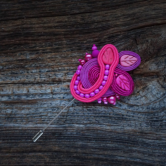 broszki Różowa broszka sutasz