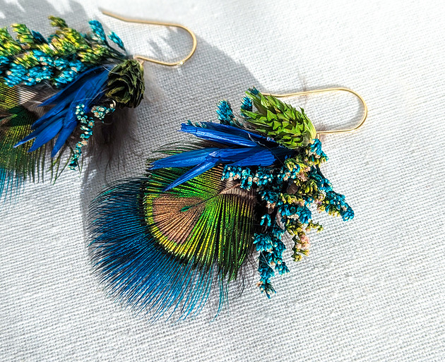 kolczyki z piórami Kolczyki pióra pawia i niebieskie kwiaty