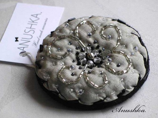Embroidered brooch_Silver grey ANUSHKA