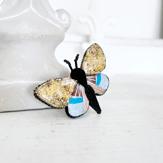 broszki Broszka MOTYL 10  ręcznie haftowana przypinka ćma owady