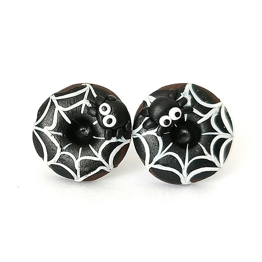 kolczyki z masy plastycznej Kolczyki sztyfty donut z pająkiem i pajęczyną na Halloween