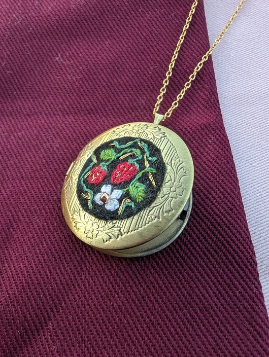 wisiory Unikalny naszyjnik sekretnik z poziomkami