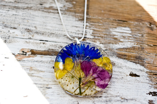 Naszyjnik z kwiatkami w żywicy So Jewelry