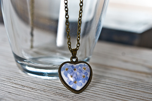 Delikatny naszyjnik z żywicy w kształcie serca So Jewelry