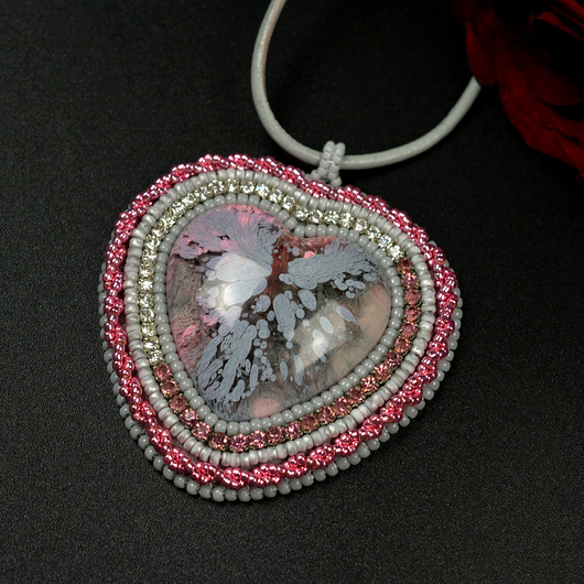 wisiory Szaroróżowe serce, wisior z żywicą, haft koralikowy