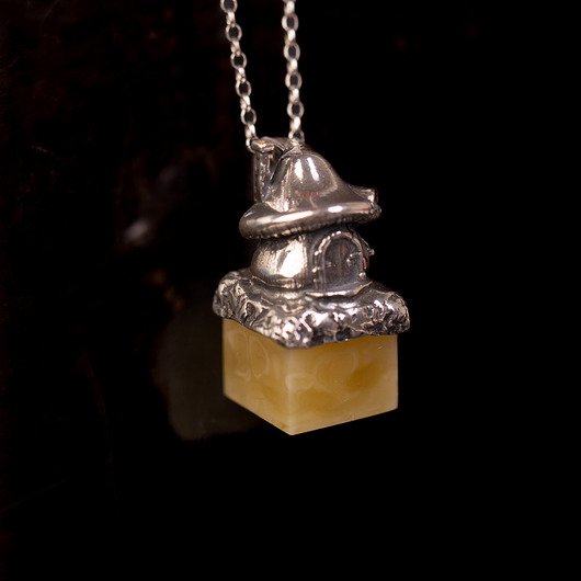 wisiory Wisiorek domek z bursztynem bałtyckim