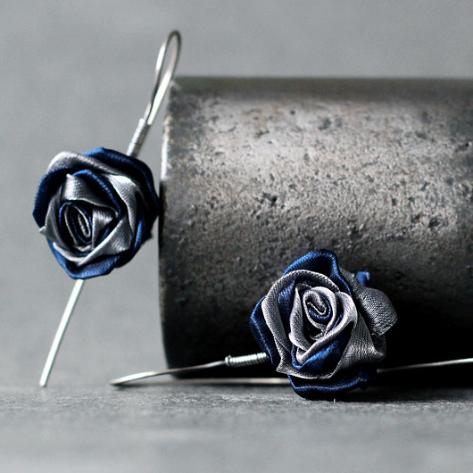 kolczyki wire wrapping Srebrne kolczyki różyczki granatowe