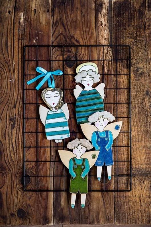 figurki i rzeźby Anioł chłopiec w granatowych ogrodniczkach