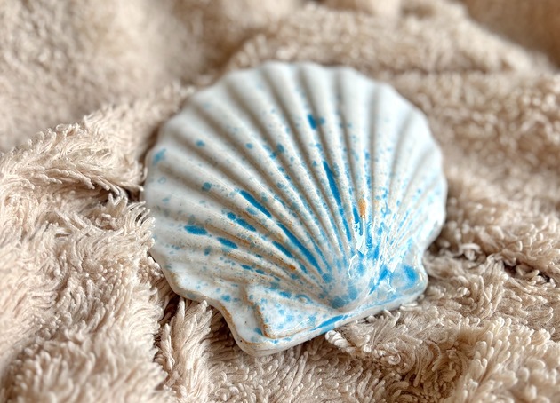 figurki i rzeźby Ceramiczna muszelka z niebieskimi ciapkami
