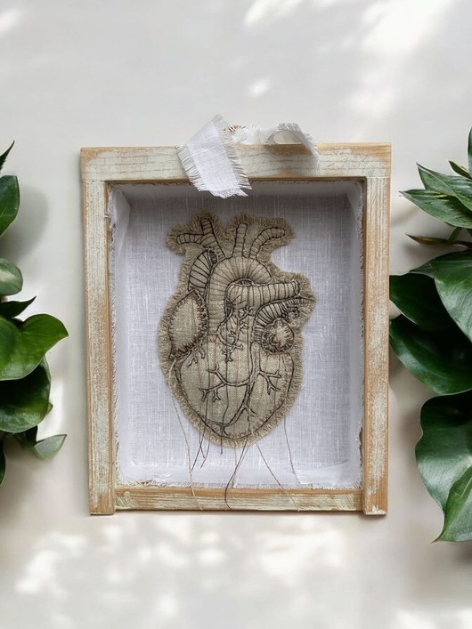 Ozdoby na ścianę Serce anatomiczne haftowane 3D w drewnianej szufladce.
