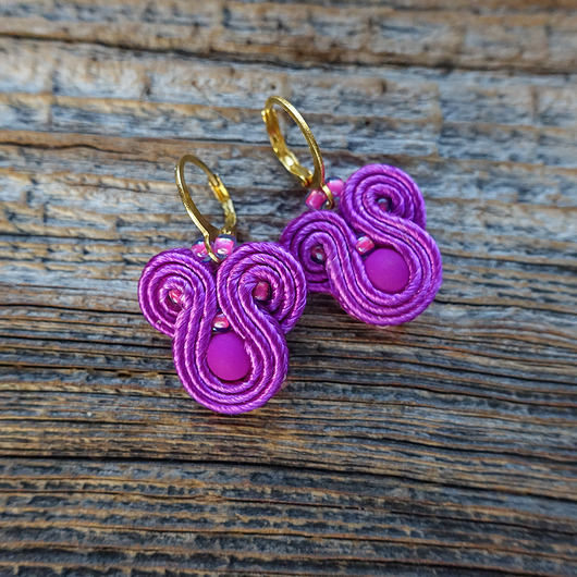 kolczyki soutache Malutkie  cyklamenowe  kolczyki sutasz