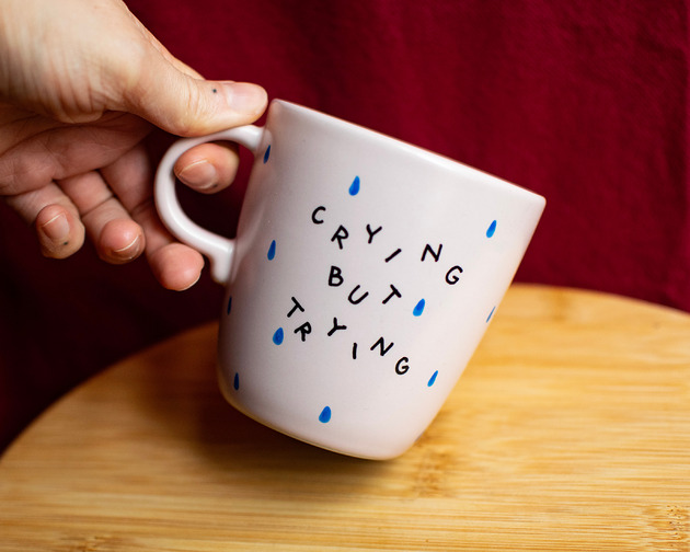kubki Duży różowy kubek CRYING BUT TRYING