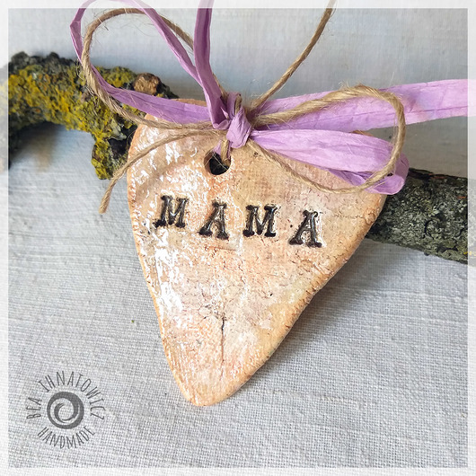 napisy dekoracyjne i tabliczki Mama - ceramiczne serce zawieszka / magnes na Dzień Matki