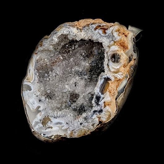 wisiory Geoda agatowa z kryształami kwarcu