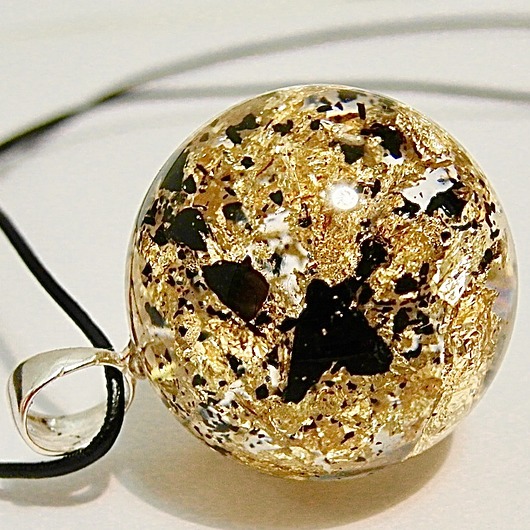 Naszyjnik z węglem i złotymi płatkami Grol Jewellery