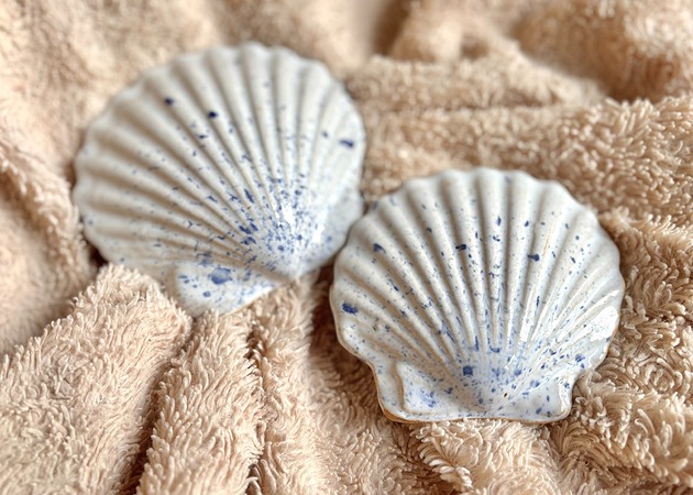 figurki i rzeźby Dwie ceramiczne muszelki z granatowymi ciapkami