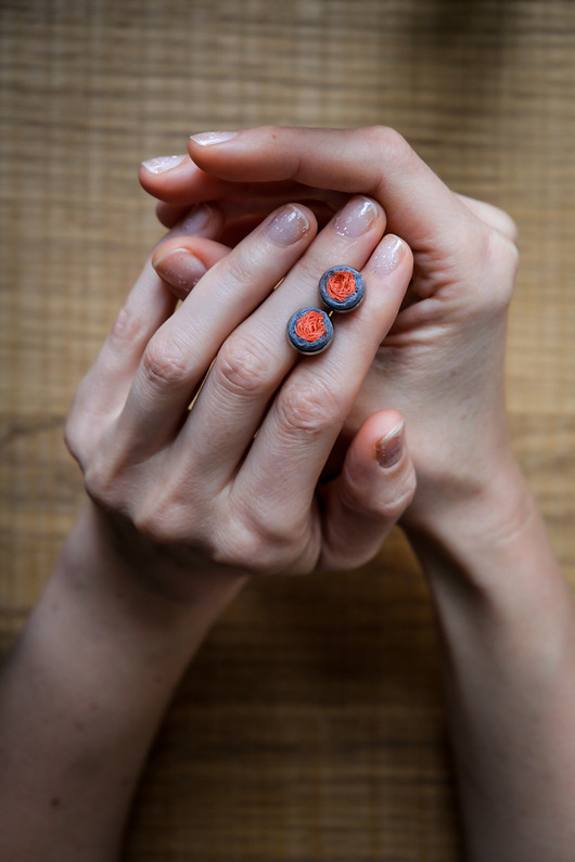 kolczyki - inne Folkowe Kolczyki wkrętki, surowa biżuteria, Pomarańczowe Polne Kwiatuszki