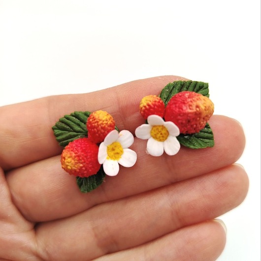 kolczyki z masy plastycznej Kolczyki sztyfty z poziomkami i kwiatami handmade