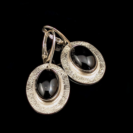 kolczyki z kamieniami Onyksy na srebrnych tacach