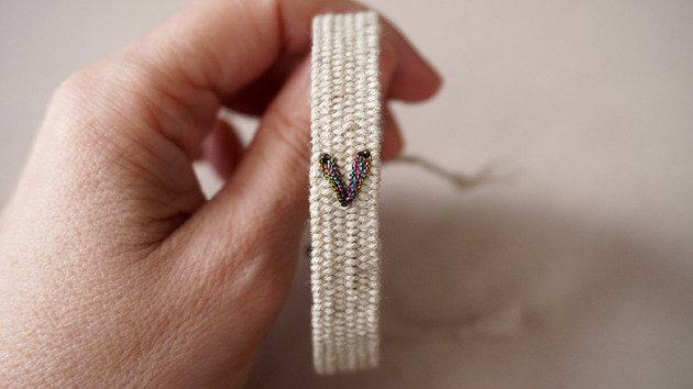 bransoletki - inne Tkana bransoletka z bawełny i lnu z haftowanym tęczowym serduszkiem