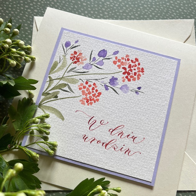 kartki scrapbooking Kartka urodzinowa ręcznie malowana i kaligrafowana z kwiatami