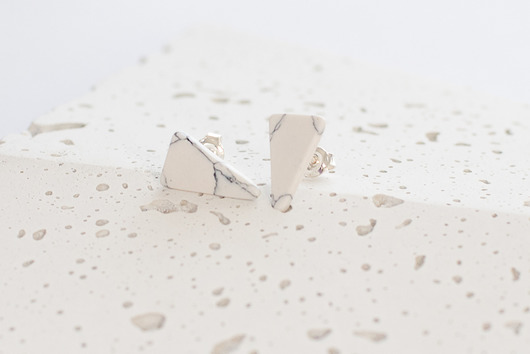 Geometryczne sztyfty z białego howlitu La Femme Jewellery