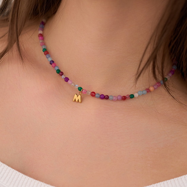 chokery Choker z kolorowych jadeitów i literką A, K, M, S- stal szlachetna pozłacana