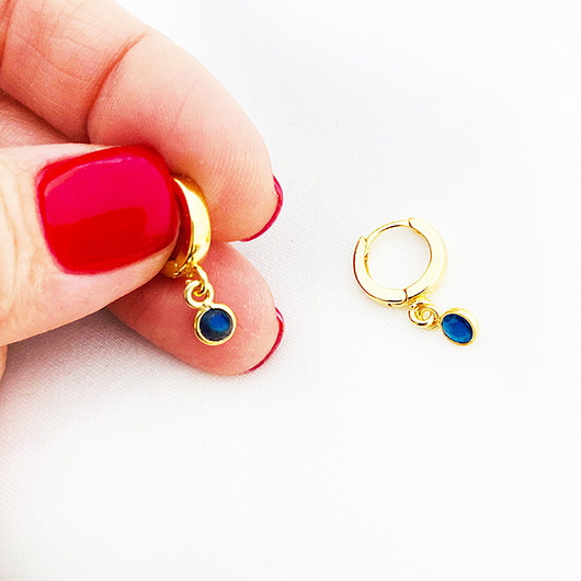 kolczyki z kamieniami Złote kolczyki z kamieniami szafiry