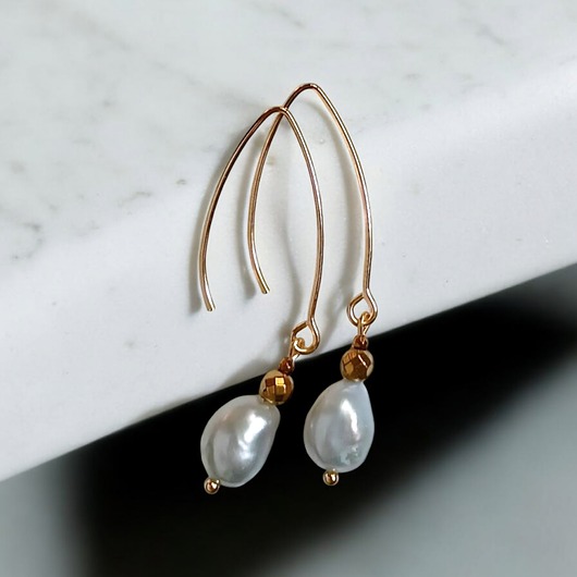 kolczyki pozłacane LUX. Srebrne perły - kolczyki na długich biglach